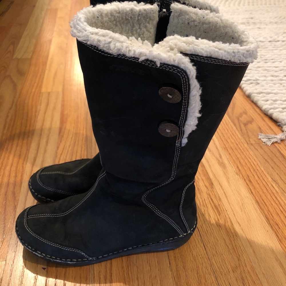 Teva Women’s winter black boots suede 8